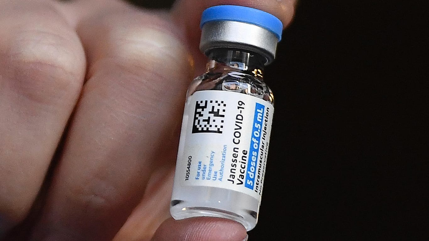 Fläschchen mit Corona-Impfstoff von Johnson & Johnson: Der US-Pharmakonzern hat Lieferprobleme.