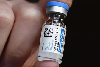 Fläschchen mit Corona-Impfstoff von Johnson & Johnson: Der US-Pharmakonzern hat Lieferprobleme.