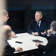 Männer in einem Meeting (Symbobild): Im Mai entscheidet der Bundestag über eine verbindliche Mindestbeteiligung von Frauen in Vorständen.