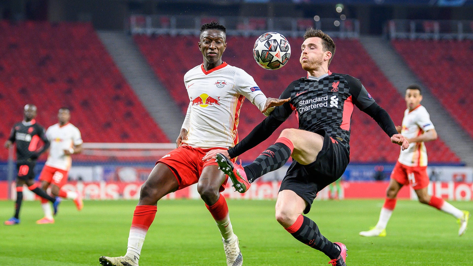 Szene aus dem Hinspiel, das ebenfalls in Budapest stattfand: Leipzigs Amadou Haidara (l.) gegen Liverpools Andy Robertson.