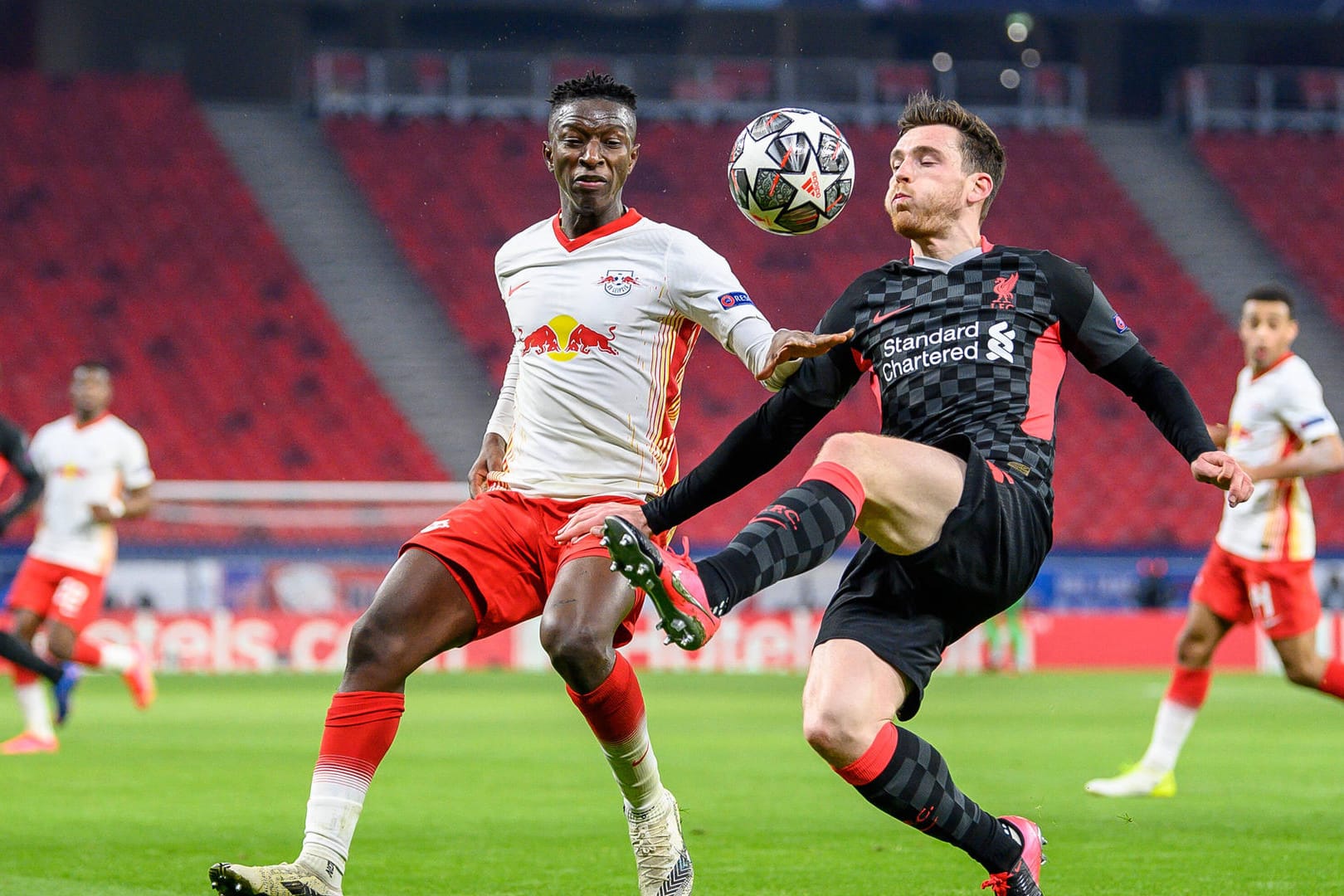 Szene aus dem Hinspiel, das ebenfalls in Budapest stattfand: Leipzigs Amadou Haidara (l.) gegen Liverpools Andy Robertson.