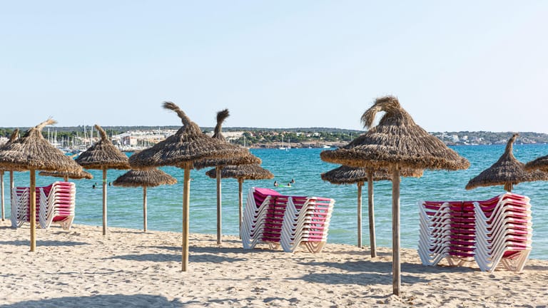 Leerer Strand auf Mallorca (Symbolbild): Die Reisebranche hat wegen Corona Probleme.