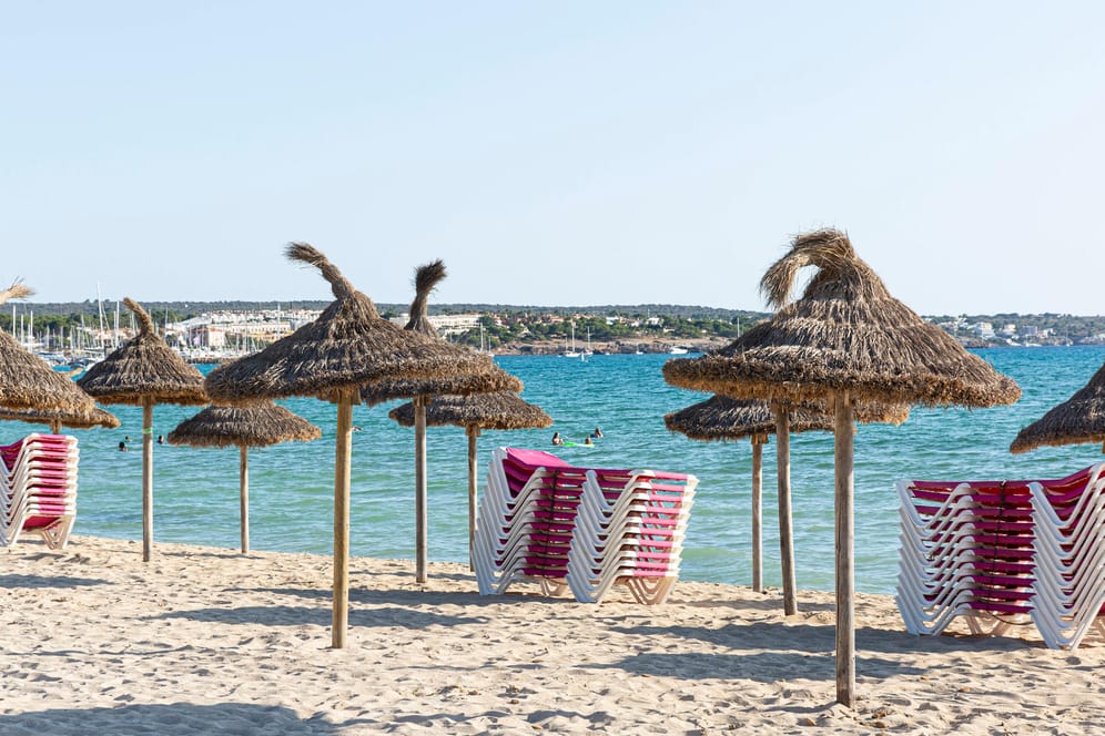 Leerer Strand auf Mallorca (Symbolbild): Die Reisebranche hat wegen Corona Probleme.