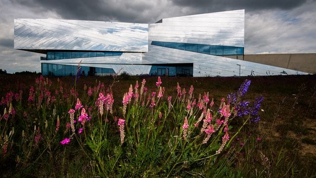 Wolken spiegeln sich im Forschungsmuseum in Schöningen Wolken spiegeln sich im Forschungsmuseum in Schöningen