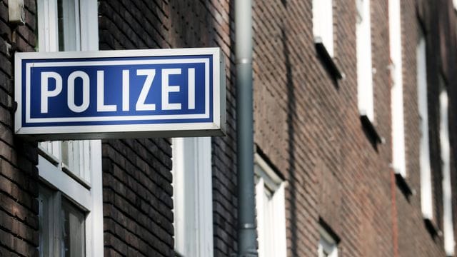 Ein Polizei-Schild hängt an einem Polizeipräsidium (Symbolbild): Die Polizei in Kiel warnt vor Anrufen von Trickbetrügern.