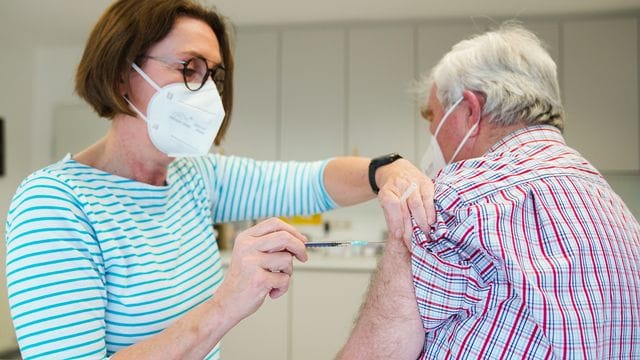 Eine Hausärztin verabreicht in Naila einem Patienten eine Impfung gegen Covid-19.