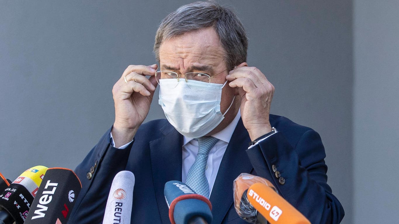 Armin Laschet vor Mikrofonen: Auch der CDU-Vorsitzende gerät in der Maskenaffäre unter Druck.