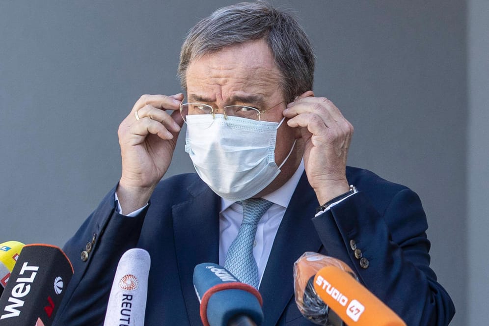 Armin Laschet vor Mikrofonen: Auch der CDU-Vorsitzende gerät in der Maskenaffäre unter Druck.