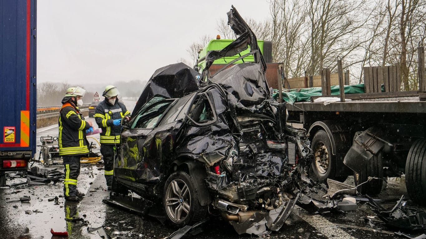 Unfall auf der A44 nahe Lichtenau: Den Fahrer konnte die Feuerwehr nur mit Hilfe von Werkzeug bergen.