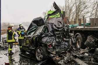 Unfall auf der A44 nahe Lichtenau: Den Fahrer konnte die Feuerwehr nur mit Hilfe von Werkzeug bergen.