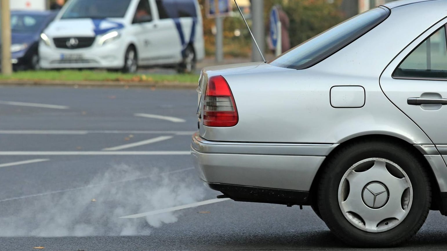 Mercedes-Auspuff (Symbolbild): Der Daimler-Konzern legt den Dieselstreit in den USA bei.