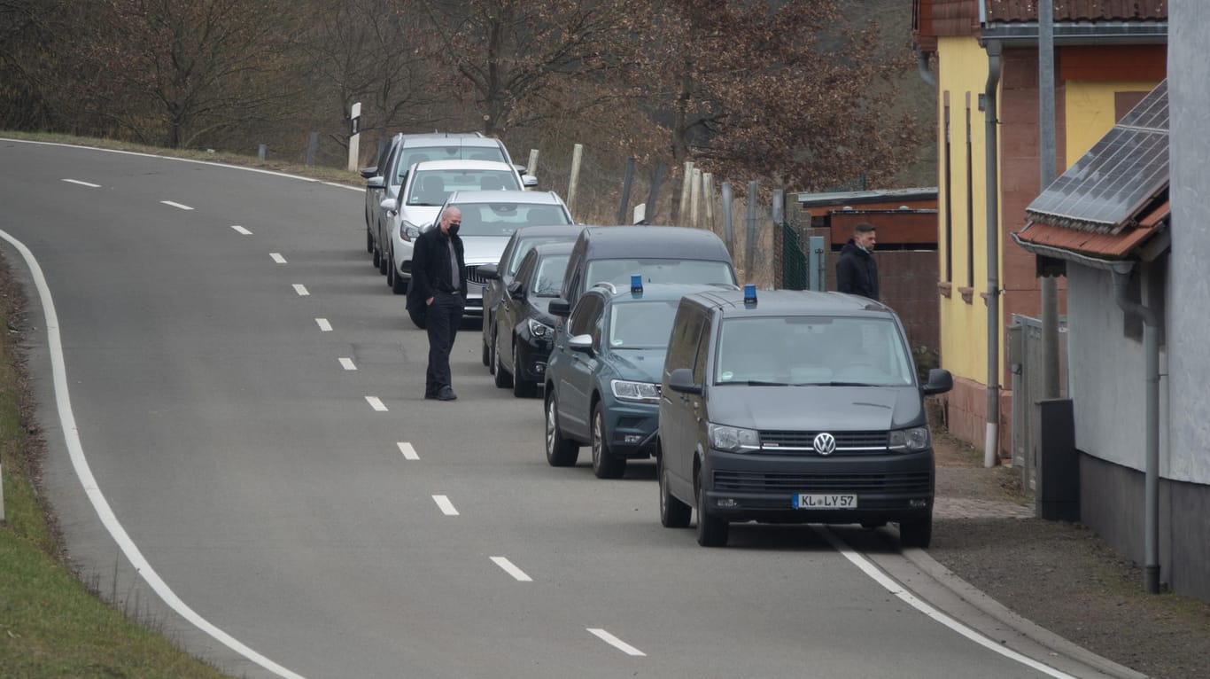 Einsatzfahrzeuge vor dem Tatort in Weilerbach (Rheinland-Pfalz): Hier wurden zwei Leichen gefunden.