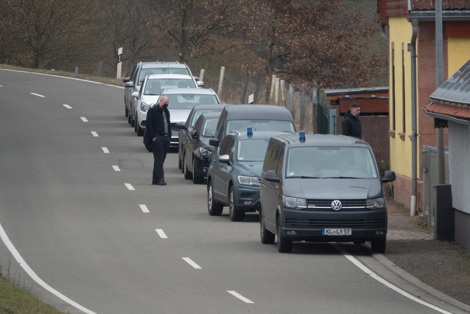 Einsatzfahrzeuge vor dem Tatort in Weilerbach (Rheinland-Pfalz): Hier wurden zwei Leichen gefunden.