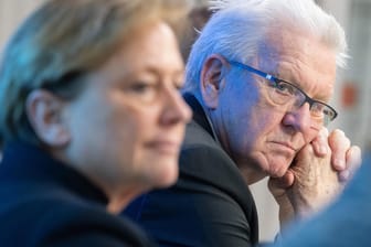 Kultusministerin Susanne Eisenmann (CDU) und Ministerpräsident Winfried Kretschmann (Grüne): "Diffusität des Infektionsgeschehens berücksichtigen".