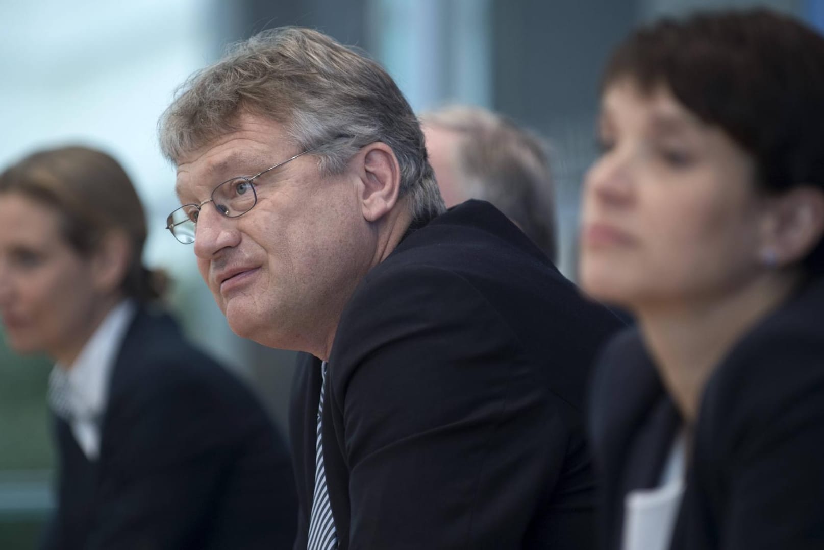 Alice Weidel (l.), Jörg Meuthen und Frauke Petry bei einer Pressekonferenz im Jahr 2017: "Montag Zürich klappt bei mir, LG Jörg".