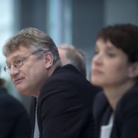 Alice Weidel (l.), Jörg Meuthen und Frauke Petry bei einer Pressekonferenz im Jahr 2017: "Montag Zürich klappt bei mir, LG Jörg".