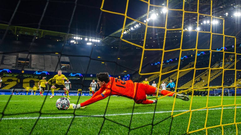 Knapp drin: Dortmunds Erling Haaland verwandelt den Elfmeter zum 2:0, nachdem der erste Versuch wiederholt wurde. Sevillas Torwart Bono ist noch dran.