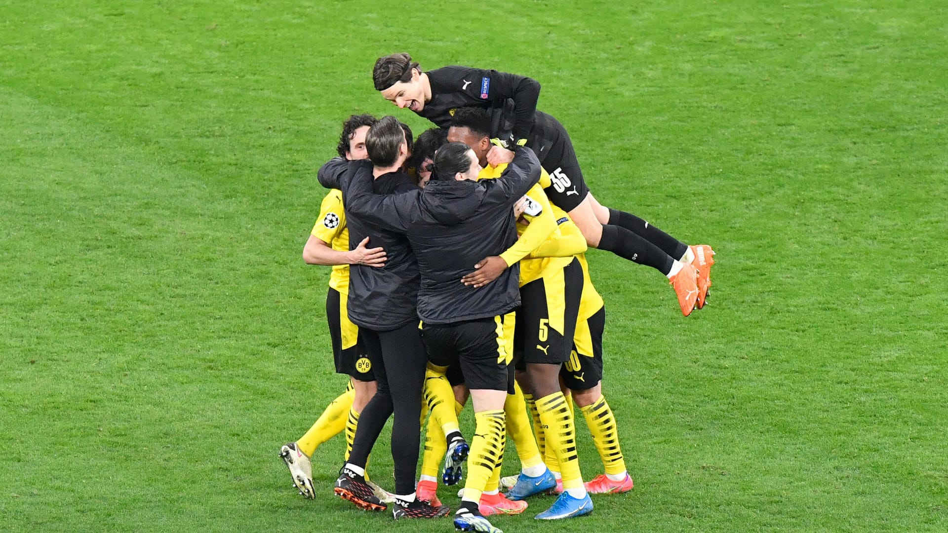 Dortmunder Jubeltraube nach Schlusspfiff: Der BVB steht unter den besten acht Teams in Europa.