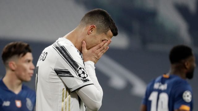 Juventus-STarspieler Cristiano Ronaldo kann das Aus nicht fassen.