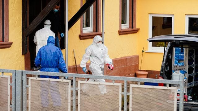 Mitarbeiter der Spurensicherung auf einem Anwesen in Weilerbach.