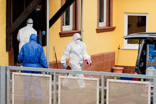 Mitarbeiter der Spurensicherung auf einem Anwesen in Weilerbach.