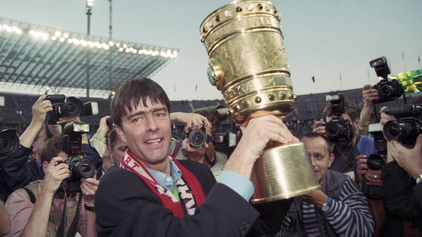 Erster großer Trainer-Erfolg: Löw als Stuttgart-Trainer mit dem DFB-Pokal 1997.