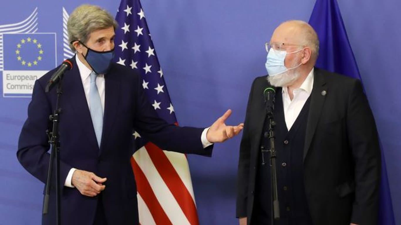 Frans Timmermans (r), EU-Kommissar für Klimaschutz, und der US-Klimabeauftragte John Kerry während einer Pressekonferenz in Brüssel.