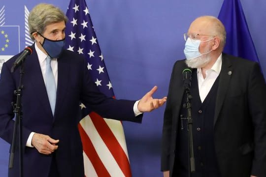 Frans Timmermans (r), EU-Kommissar für Klimaschutz, und der US-Klimabeauftragte John Kerry während einer Pressekonferenz in Brüssel.
