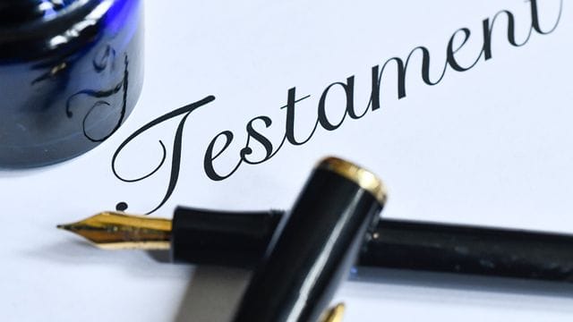 Verwandte können in einem Testament von der Erbfolge ausgeschlossen werden. Verwandte können in einem Testament von der Erbfolge ausgeschlossen werden.