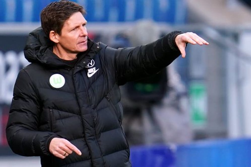 Wolfsburgs Trainer Oliver Glasner steht an der Seitenlinie