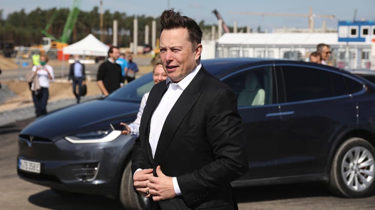 Elon Musk auf der Baustelle der Tesla Gigafactory in Grünheide südlich von Berlin: Der US-Autobauer hält an dem Zeitplan für seine Fabrik fest.