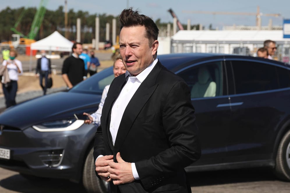 Elon Musk auf der Baustelle der Tesla Gigafactory in Grünheide südlich von Berlin: Der US-Autobauer hält an dem Zeitplan für seine Fabrik fest.