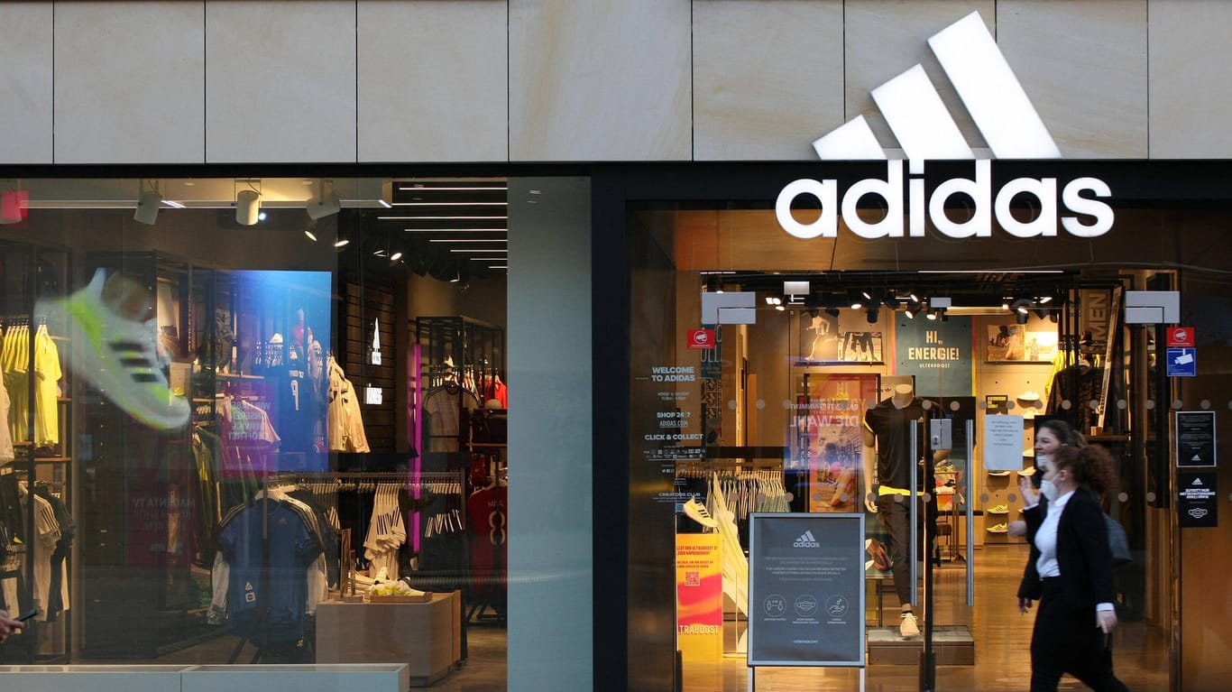 Click and Collect in einer Nürnberger Adidas-Filiale: Der Sportartikelhersteller litt zuletzt stark unter der Corona-Krise.