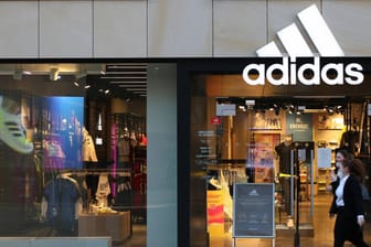 Click and Collect in einer Nürnberger Adidas-Filiale: Der Sportartikelhersteller litt zuletzt stark unter der Corona-Krise.