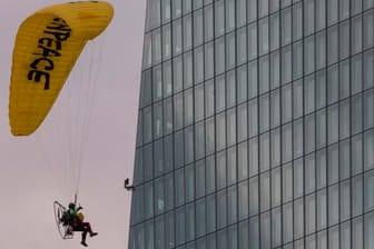 Greenpeace-Aktion an der EZB in Frankfurt: Mit einem Gleitschirm landet ein Greenpeace-Aktivist auf dem Dach der Europäischen Zentralbank.
