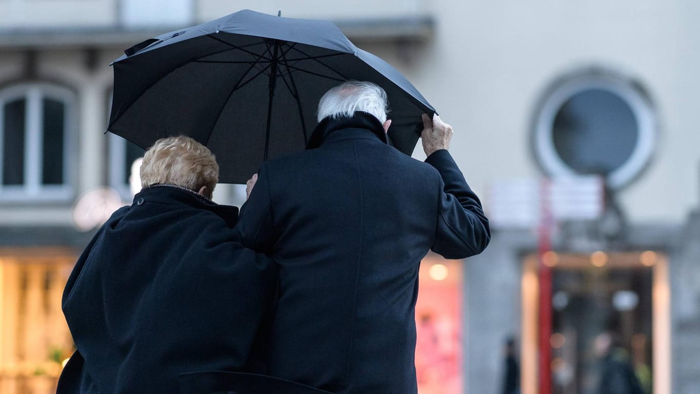 Sturmtief Friederike in Köln 18 01 2018 Ehepaar unter einem Regenschirm in Köln am 18 01 2018 Foto