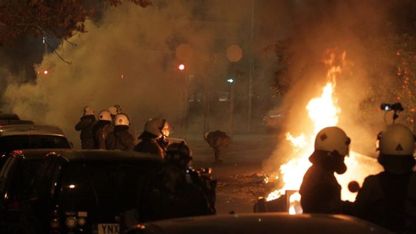 Polizisten und Demonstranten stoßen in Athen während eines Protests gegen Polizeigewalt zusammen.