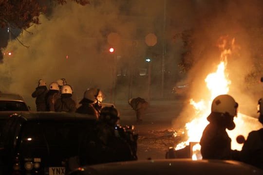 Polizisten und Demonstranten stoßen in Athen während eines Protests gegen Polizeigewalt zusammen.