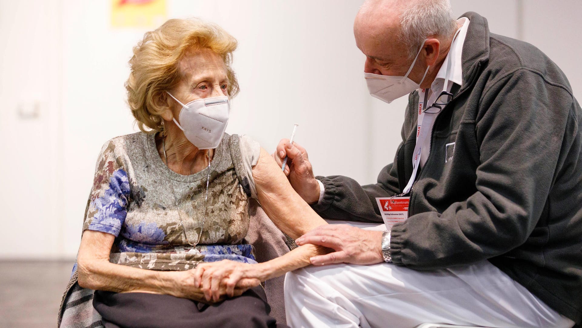 Elisabeth Steubesand (105) wird gegen Corona geimpft (Archivbild): Die älteste Kölnerin war die erste Patientin im Impfzentrum der Stadt. Aufgrund von Verzögerungen bei den Impfstoff-Lieferungen der Hersteller Biontech und Pfizer musste der Impfstart in NRW zunächst verschoben werden.