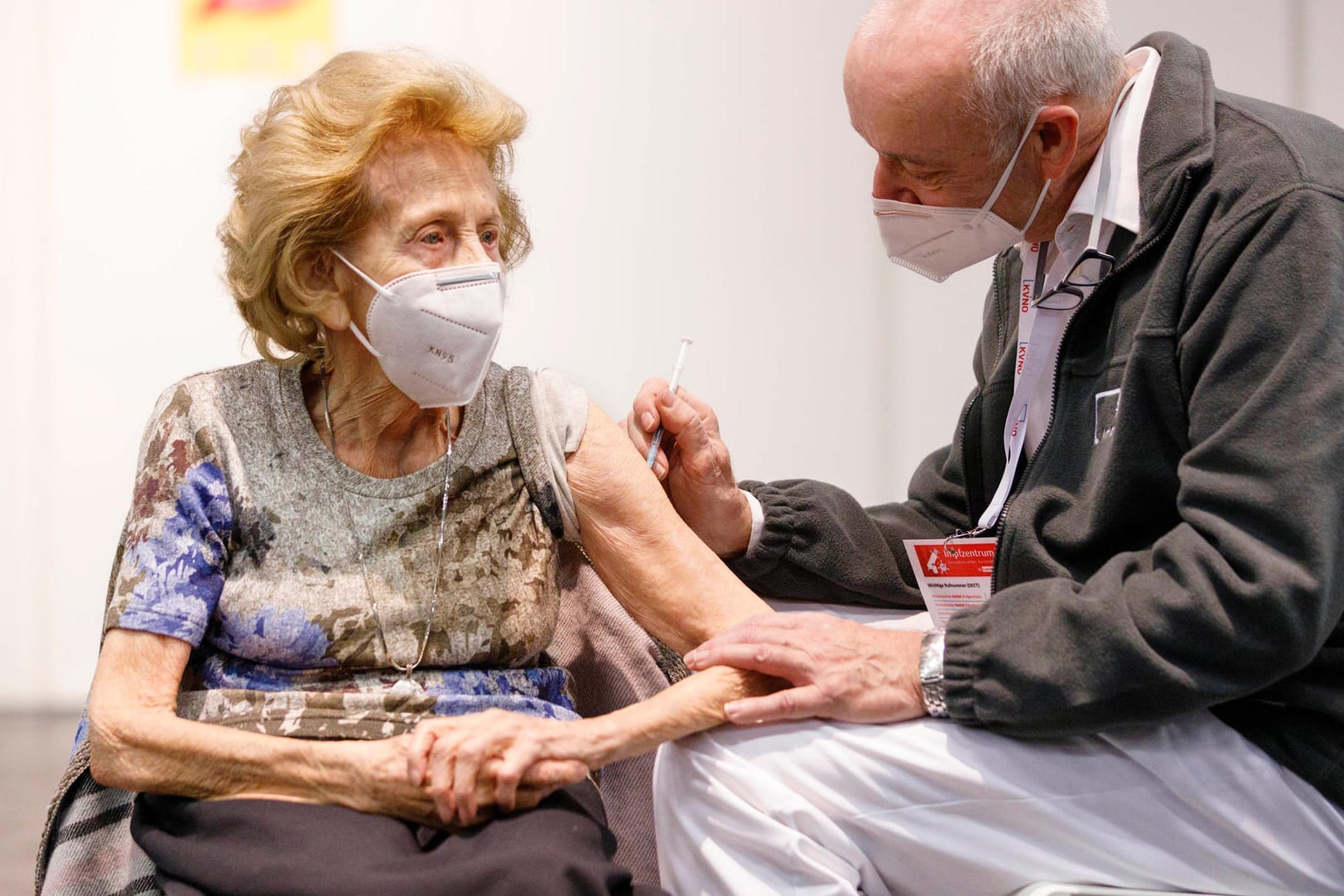 Elisabeth Steubesand (105) wird gegen Corona geimpft (Archivbild): Die älteste Kölnerin war die erste Patientin im Impfzentrum der Stadt. Aufgrund von Verzögerungen bei den Impfstoff-Lieferungen der Hersteller Biontech und Pfizer musste der Impfstart in NRW zunächst verschoben werden.