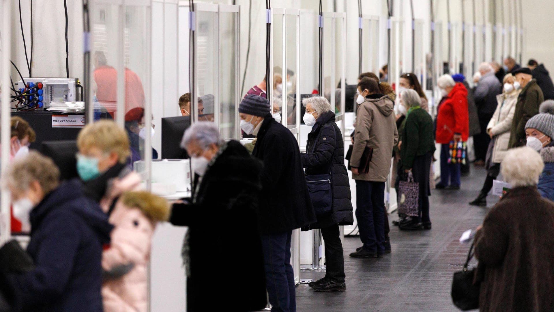 Das Kölner Impfzentrum in den Hallen der Koelnmesse: Bislang wurden in Köln mehr als 55.000 Menschen gegen Covid-19 geimpft.