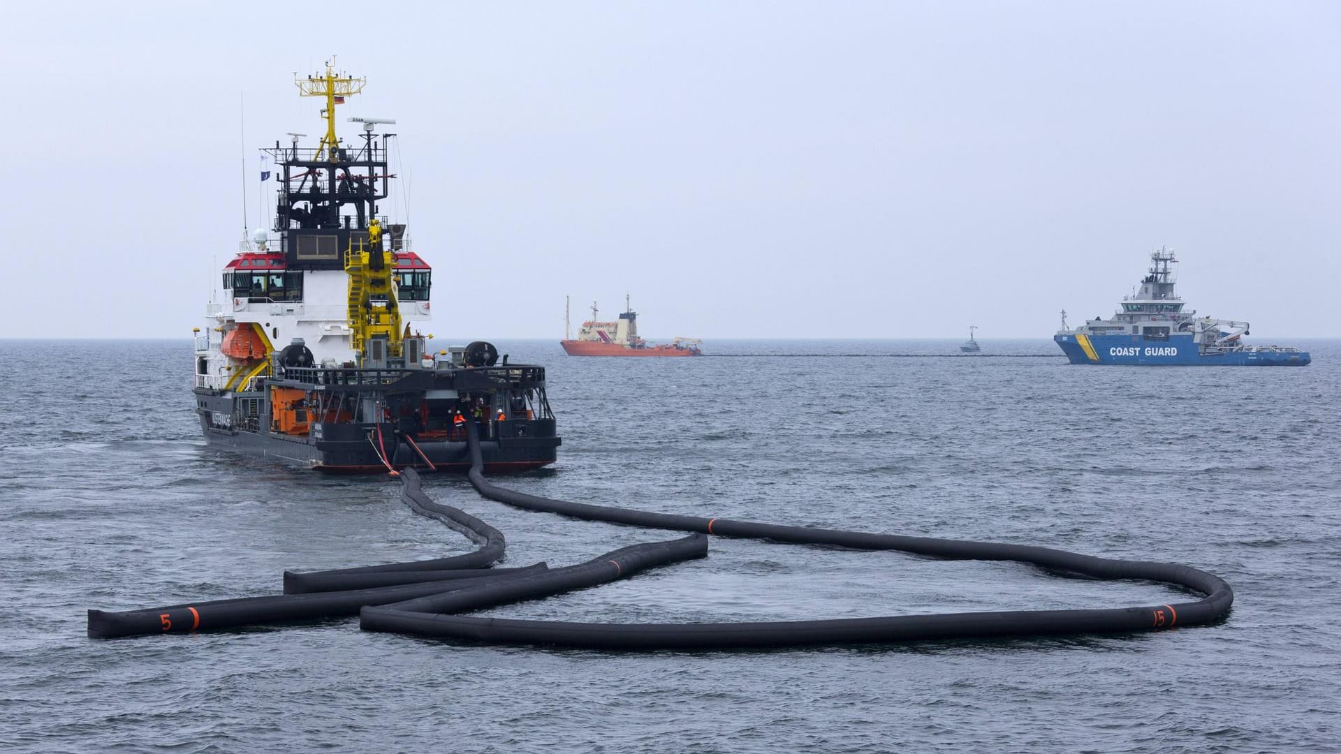 Übung zur Havariebekämpfung: Das Spezialschiff Arkona des Wasserstraßen- und Schifffahrtsamtes Ostsee legt eine Ölsperre aus.