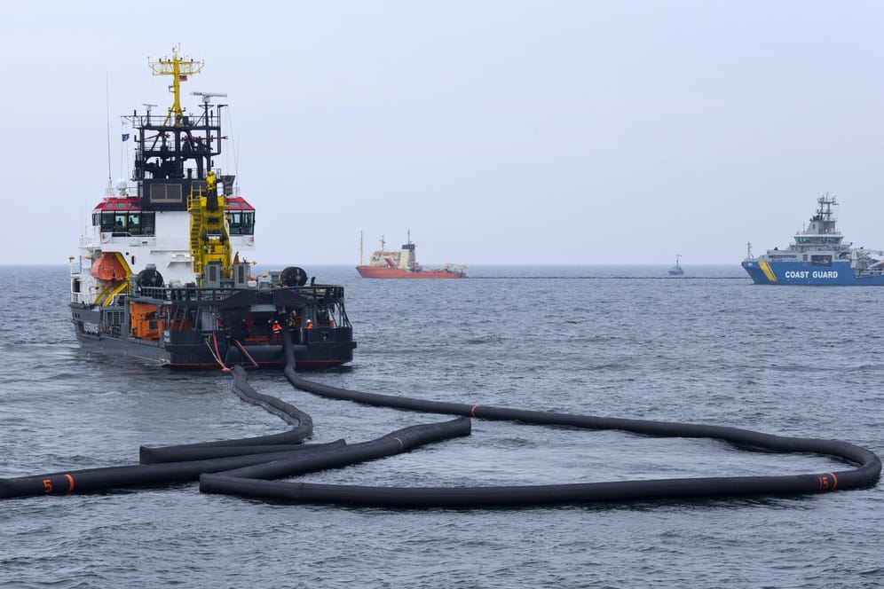 Übung zur Havariebekämpfung: Das Spezialschiff Arkona des Wasserstraßen- und Schifffahrtsamtes Ostsee legt eine Ölsperre aus.