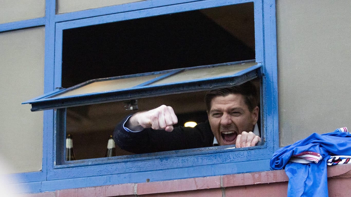 Steven Gerrard jubelt den Rangers-Fans durch den schmalen Fensterschlitz der Ibrox-Kabine zu.