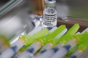 Spritzen mit dem Biontech-Impfstoff: Partnern Biontech und Pfizer wollen kurzfristig zusätzliche vier Millionen Impfstoffdosen an die EU liefern.