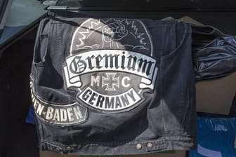 Die Jacke eines Mitglieds der Rockergruppe "Gremium MC Germany" (Symbolbild): Das LKA hat Durchsuchungen bei der Untergruppe "Gremium MC Southgate" durchgeführt.