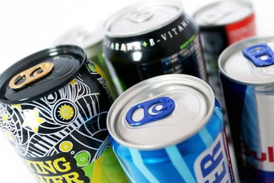 Energydrinks enthalten in der Regel eine Menge Koffein - und sind für Kinder und Jugendliche allenfalls nur mit Vorsicht zu genießen.