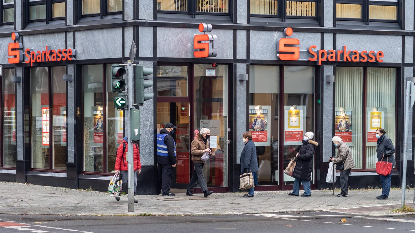 Eine Sparkasse in Berlin: Die Kunden der öffentlich-rechtlichen Geldhäuser haben vergangenes Jahr mehr Geld gespart.