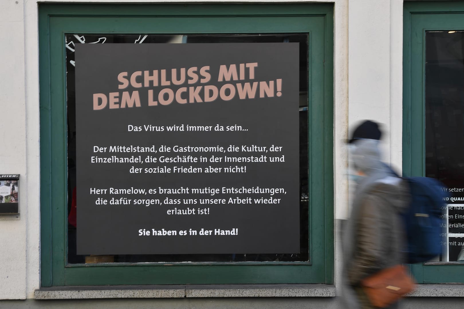 "Schluss mit dem Lockdown!" steht auf dem Plakat an einem Schaufenster in der Altstadt: Kosten und Nutzen des Erfurter Experiments stehen nach Ansicht von Weimars OB Kleine in keinem Verhältnis.