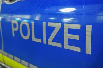 Ein Fahrzeug der Polizei (Symbolbild): Weil er einen Streit beobachtet hatte, wurde ein Hagener selbst attackiert.